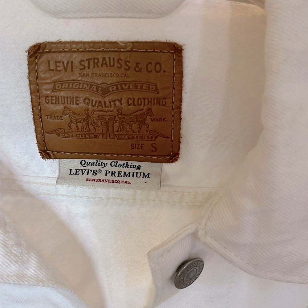 Levi’s White Denim Jacket - Picture 2 of 4